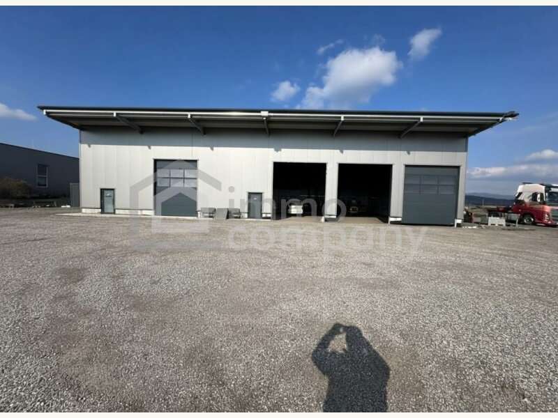 Lager mit Freifläche in Bergland